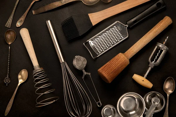 Комплект Кухонной Утвари Черном Фоне Инструменты Приготовления Пищи Вид Сверху — стоковое фото