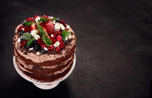 美味的自制巧克力蛋糕 带有新鲜的浆果和深色背景的睫毛膏 — 图库照片