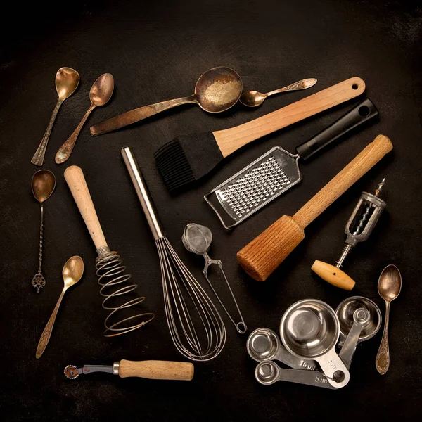 Набор Кухонной Утвари Черном Фоне Инструменты Приготовления Пищи Вид Сверху — стоковое фото