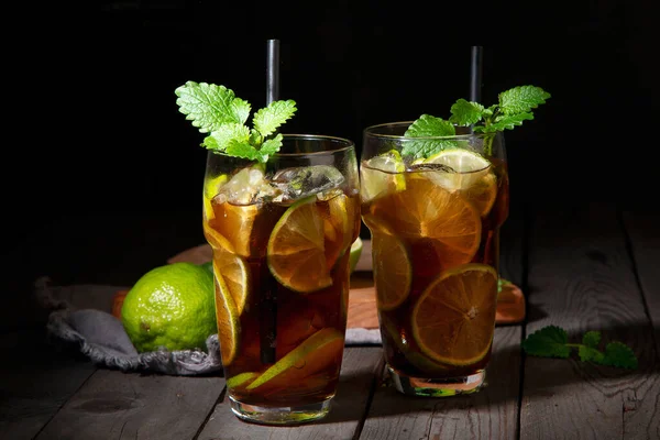 Frisch Zubereiteter Longdrink Cuba Libre Cocktail Auf Dunklem Hintergrund Frontansicht — Stockfoto