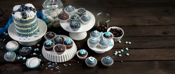 Delicious Cake Cupcakes Blue Wooden Background Table Setting Celebration — Stock Photo, Image