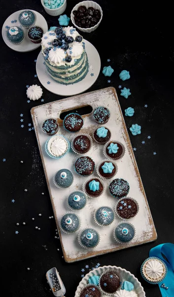 Delicious Cake Cupcakes Blue Dark Background Table Setting Celebration Top — Stock Photo, Image