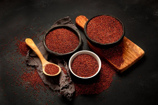 Red Quinoa Seeds Dark Background Healthy Vegan Food Concept — 스톡 사진