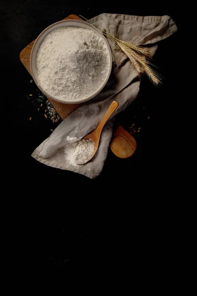 Пшеничная Мука Темном Фоне Концепция Приготовления Пищи Вид Сверху Место — стоковое фото
