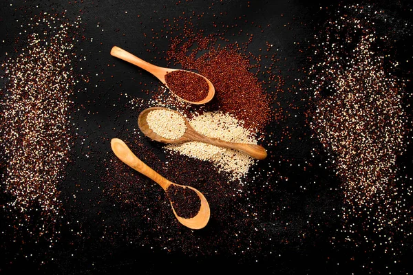 Set Med Olika Typer Quinoa Mörk Bakgrund Ekologisk Mat Ovanifrån — Stockfoto