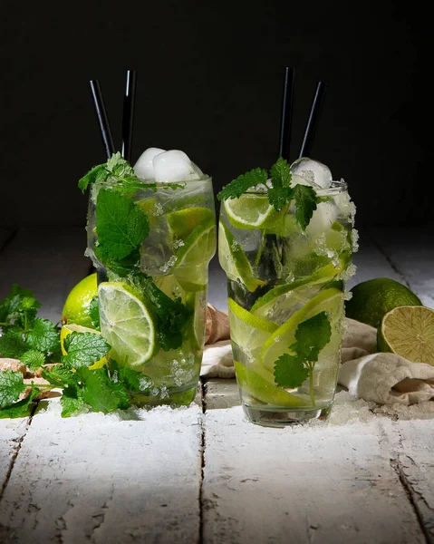 Vers Gemaakte Mojito Cocktail Donkere Achtergrond Zomerdrankjes Concept Vooraanzicht Kopieerruimte — Stockfoto