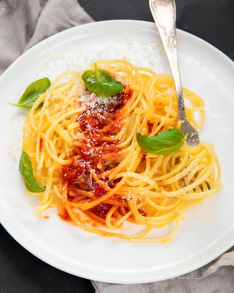 Delicioso Espaguete Macarrão Italiano Apetitoso Com Molho Tomate Parmesão Manjericão — Fotografia de Stock