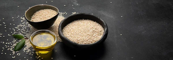 Semente Sésamo Preto Branco Sobre Fundo Preto Conceito Comida Orgânica — Fotografia de Stock