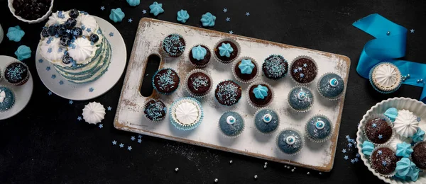 Delicious Cake Cupcakes Blue Dark Background Table Setting Celebration Top — Stock Photo, Image