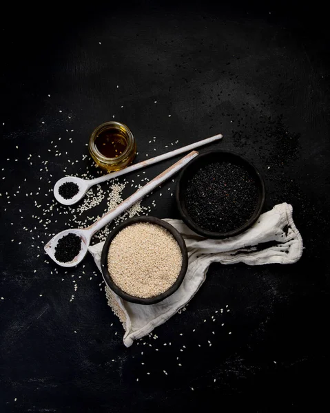 Semilla Sésamo Blanco Negro Sobre Fondo Negro Concepto Comida Ecológica —  Fotos de Stock