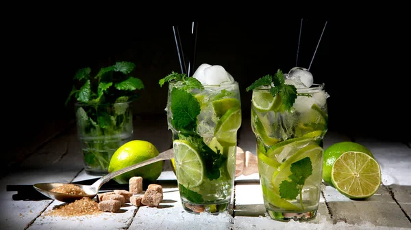 Cocktail Mojito Appena Fatto Sfondo Scuro Concetto Bevande Estive Vista — Foto Stock