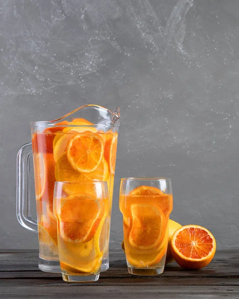 Verfrissende Sinaasappellimonade Grijze Houten Tafel Zomerdrankjes Concept Vooraanzicht — Stockfoto