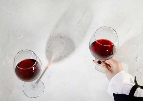 Junge Frau Mit Einem Glas Rotwein Auf Weißem Hintergrund Hand — Stockfoto