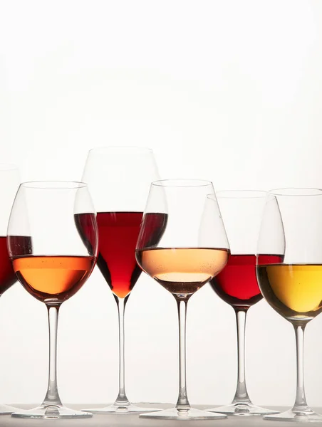 赤白を基調としたグラスワインと白ワイン — ストック写真