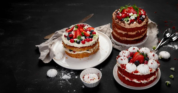 Bolos Caseiros Deliciosos Coloridos Variados Com Diferentes Tipos Preenchimento Fundo — Fotografia de Stock