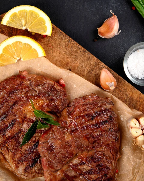 Delicious Prepared Meat Steaks Seasoning Herbs Dark Background Geilled Food — Foto Stock