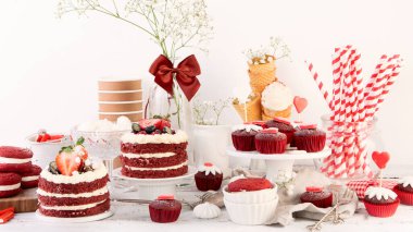 Lezzetli pasta ve kırmızı kapkekler beyaz arka planda. Kutlama için tablo ayarı. 