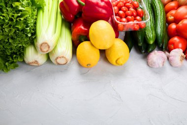 En iyi bağışıklık kaynaklarının kolajı gri arka planda sağlıklı gıdaları artırır. Yüksek miktarda antioksidan, mineral ve vitamin içeren yiyecekler. Boşluğu Kopyala