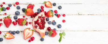 Beyaz arka planda çeşitli taze orman meyveleri. Organik gıda konsepti. Boşluğu kopyala, panorama