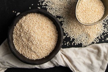 Siyah arka planda siyah ve beyaz susam tohumu. Organik gıda konsepti Üst görünüm, Boşluğu kopyala