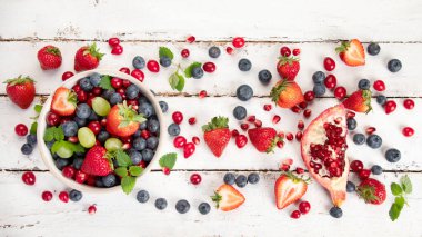 Beyaz arka planda çeşitli taze orman meyveleri. Organik gıda konsepti. Üst görünüm