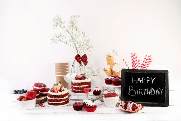 Delicioso Bolo Cupcakes Vermelho Sobre Fundo Branco Cenário Mesa Para — Fotografia de Stock