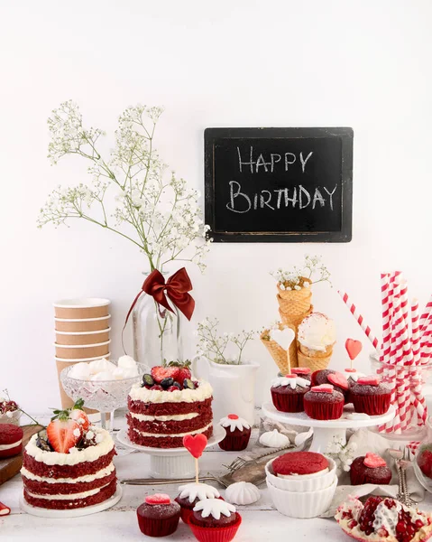 Delicioso Bolo Cupcakes Vermelho Sobre Fundo Branco Cenário Mesa Para — Fotografia de Stock