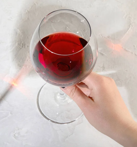 Junge Frau Mit Einem Glas Rotwein Auf Weißem Hintergrund Hand — Stockfoto