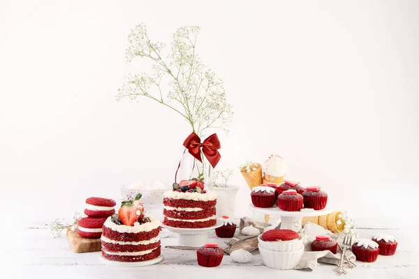 Deliziosa Torta Cupcake Rosso Sfondo Bianco Apparecchiatura Tavola Celebrazione — Foto Stock
