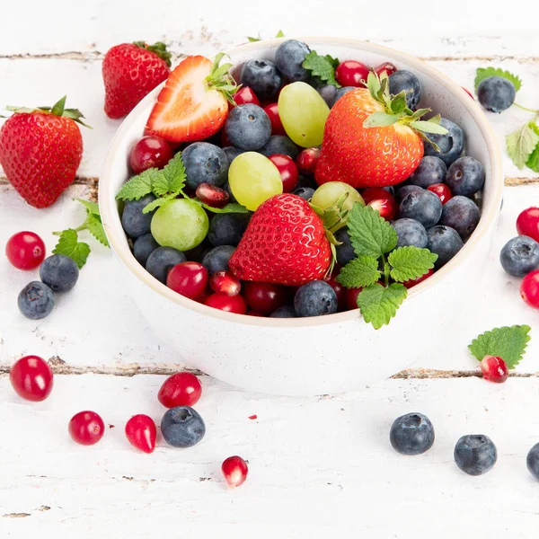 Beyaz arka planda çeşitli taze orman meyveleri. Organik gıda konsepti. Boşluğu kopyala, panorama