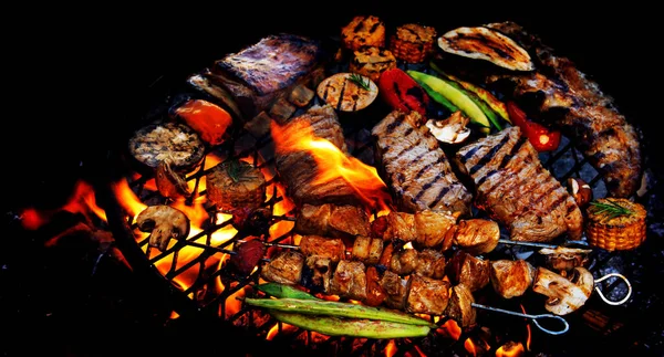 烤肉和蔬菜放在烧烤水壶上 户外食物的概念 顶部视图 — 图库照片