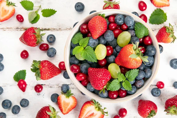 Verschiedene Frische Waldbeeren Auf Weißem Hintergrund Bio Lebensmittel Konzept Ansicht — Stockfoto