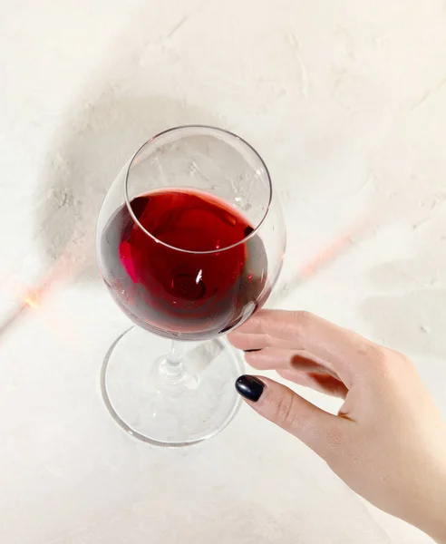 Junge Frau Mit Einem Glas Rotwein Auf Weißem Hintergrund Hand — Stockfoto