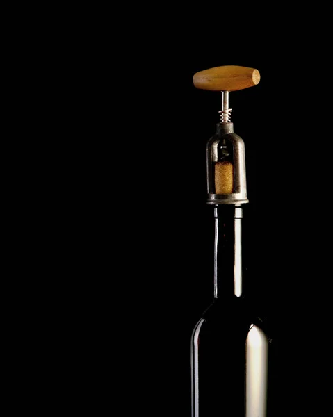 Rotweinflasche Mit Gläsern Und Flaschenöffner Auf Schwarzem Hintergrund Kopierraum — Stockfoto