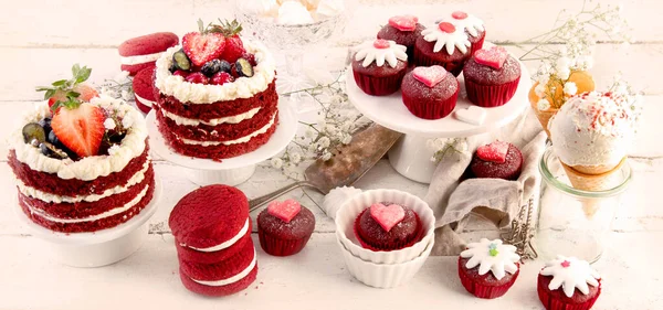 Deliziosa Torta Cupcake Rosso Sfondo Bianco Apparecchiatura Tavola Celebrazione — Foto Stock