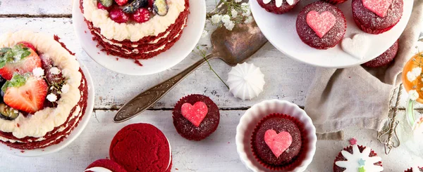 Deliziosa Torta Cupcake Rosso Sfondo Bianco Apparecchiare Tavola Festeggiare Vista — Foto Stock