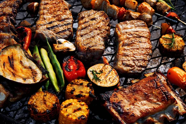 バーベキューケトルで肉や野菜を焼きます 屋外食のコンセプト — ストック写真