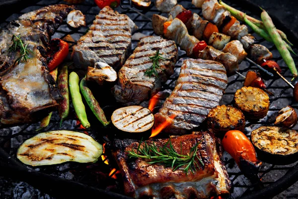 Viande Légumes Grillés Sur Une Bouilloire Barbecue Concept Nourriture Extérieure — Photo