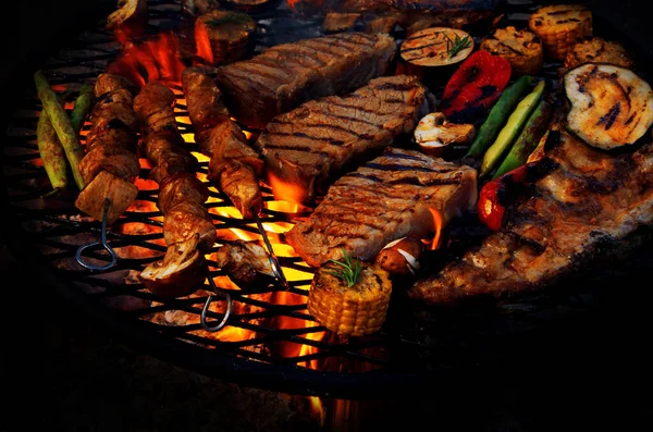 烤肉和蔬菜放在烧烤水壶上 户外食物概念 — 图库照片