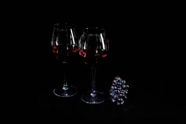 Bouteille Vin Rouge Avec Verres Ouvre Bouteille Sur Fond Noir — Photo