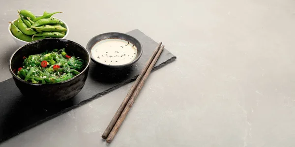 Wakame Zeewier Met Sesam Chili Grijze Achtergrond Aziatisch Voedselconcept Kopieerruimte — Stockfoto