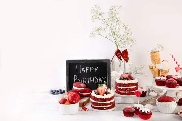 Delicioso Bolo Cupcakes Vermelho Sobre Fundo Branco Cenário Mesa Para — Fotografia de Stock