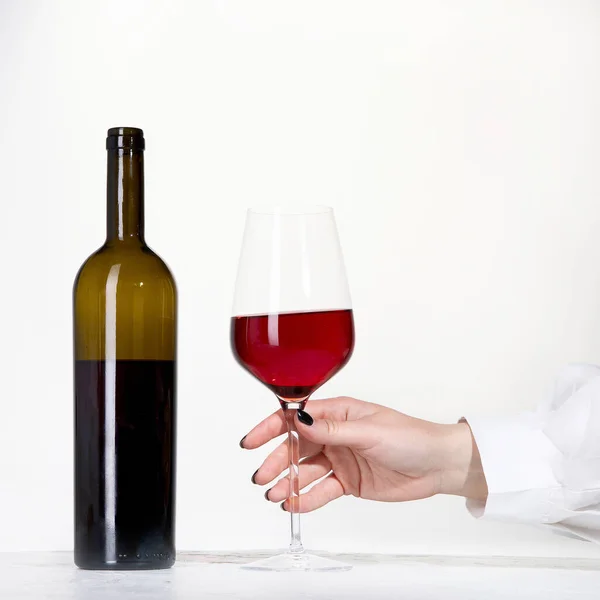 Junge Frau Mit Einem Glas Rosenwein Auf Weißem Hintergrund Hand — Stockfoto