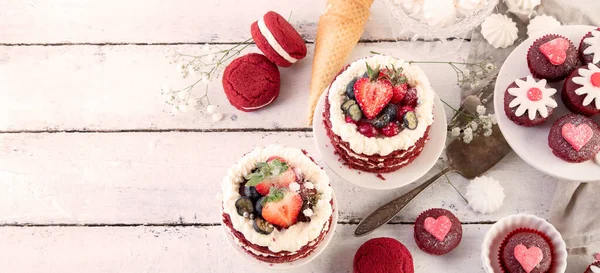 Delicioso Bolo Cupcakes Vermelho Sobre Fundo Branco Cenário Mesa Para — Fotografia de Stock