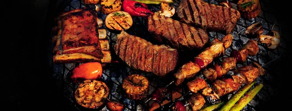 バーベキューケトルで肉や野菜を焼きます 屋外の食品コンセプト トップビュー パノラマ — ストック写真