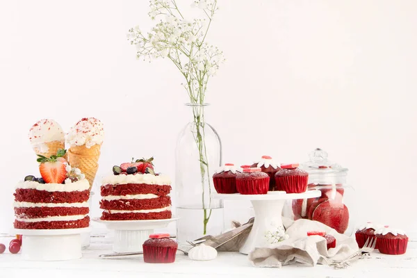 Deliziosa Torta Cupcake Rosso Sfondo Bianco Apparecchiatura Tavola Celebrazione — Foto Stock