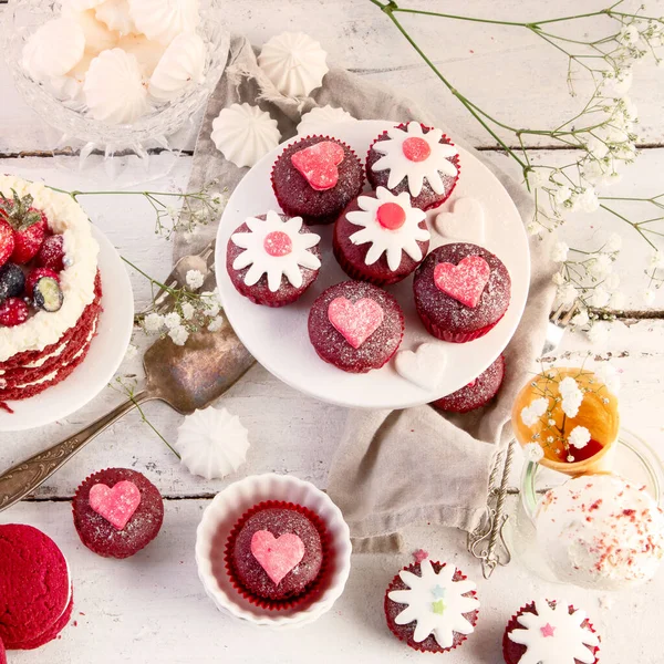 Delicious Cake Cupcakes Red White Background Table Setting Celebration Top — Stock Photo, Image