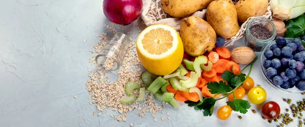 Seleção Vegetais Crus Frescos Frutas Feijão Fundo Cinza Claro Conceito — Fotografia de Stock