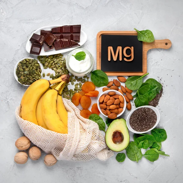 マグネシウムを含む製品の品揃え 健康的な食事 トップビュー コピースペース — ストック写真