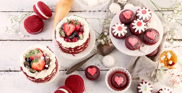 Deliziosa Torta Cupcake Rosso Sfondo Bianco Apparecchiare Tavola Festeggiare Vista — Foto Stock